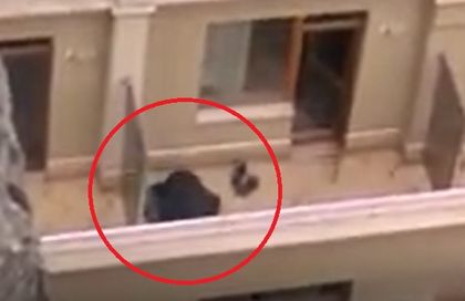 ВИДЕО - мъж се моли на тераса в центъра на Пловдив