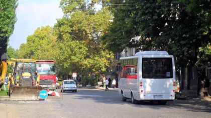 Шофьор на рейс в Пловдив се нахвърли с шутове и псувни срещу млада дама, заради пропуснато зелено!!!