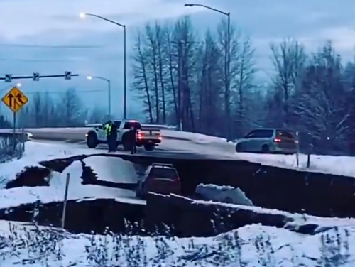 Вижте какви щети е нанесло земетресението от 7 по Рихтер в Аляска (ВИДЕО)