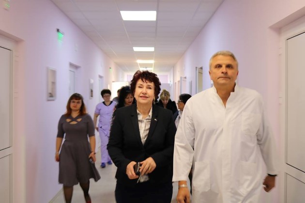 Перник: Кметът Вяра Церовска подари икона на Света Богородица на началника на Второ вътрешно отделение на болницата в града д-р Васил Василев