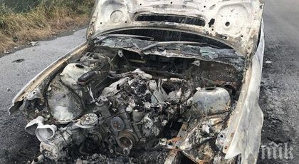 Огнен ад в Нови пазар! Две коли изгоряха като факли