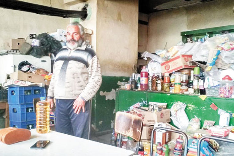 Оцелелият след удар от 20 000 волта ток Муса стопанисва магазинчето за всичко в Аврамово, дългото 6 км село с най-високата на Балканския полуостров гара