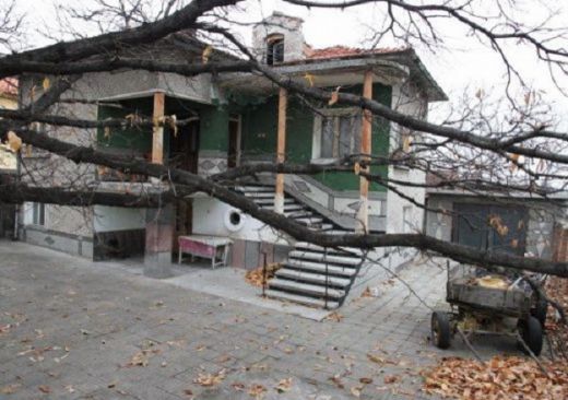 Ужас! Психарят от Кадиево закопал брат си в двора на къщата им