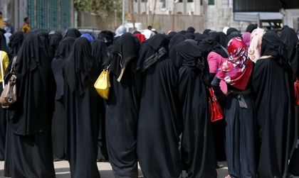 Възможно ли е? Партията на Меркел обсъжда забрана за бурки