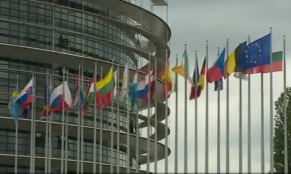 Кой срещу колко ще се разписва: Заплатите и бонусите на евродепутатите