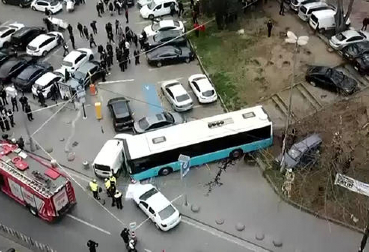 Касапница в Истанбул! Автобус се вряза в пешеходци на спирка (СНИМКИ/ВИДЕO)