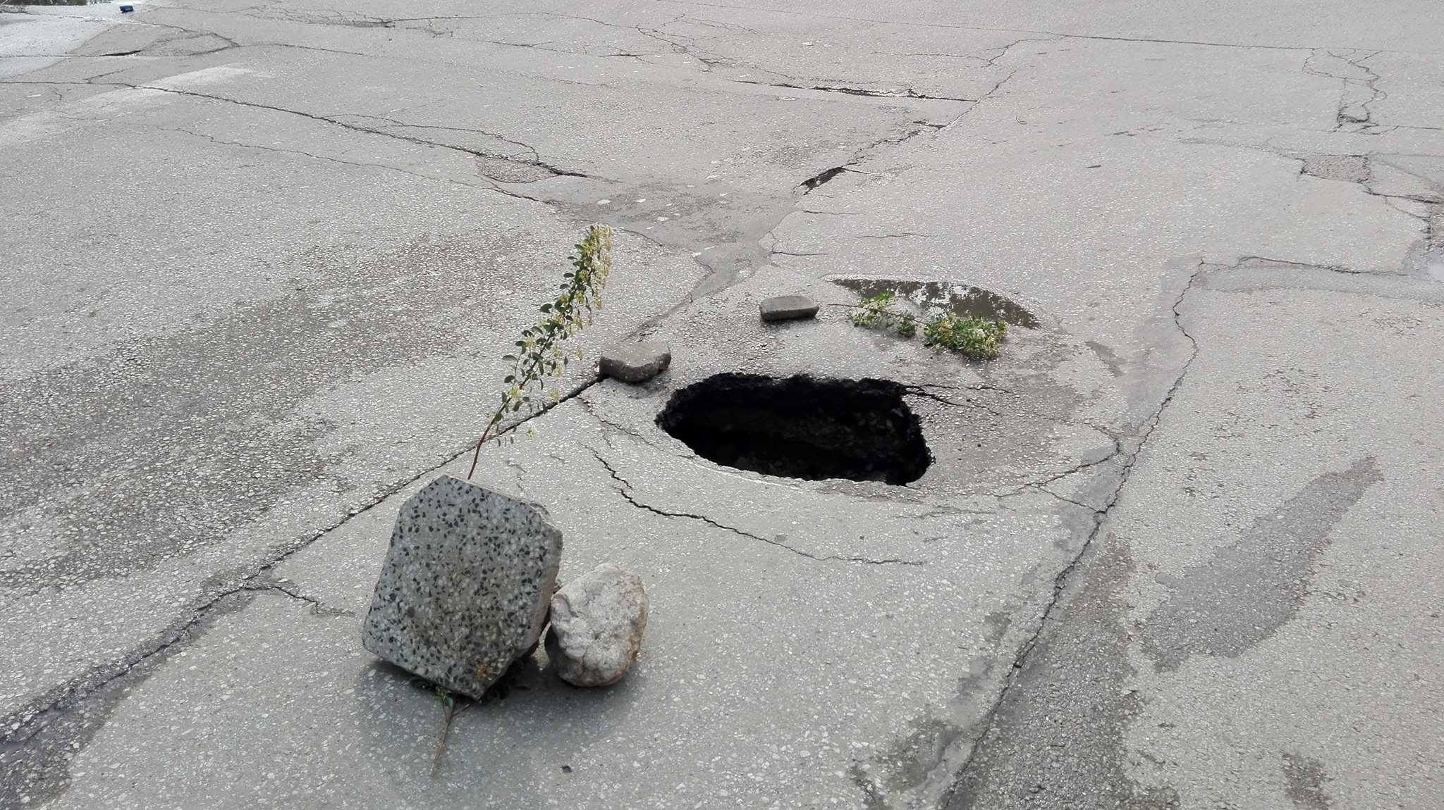 Яма зейна на пешеходна пътека в Тракия (СНИМКИ)
