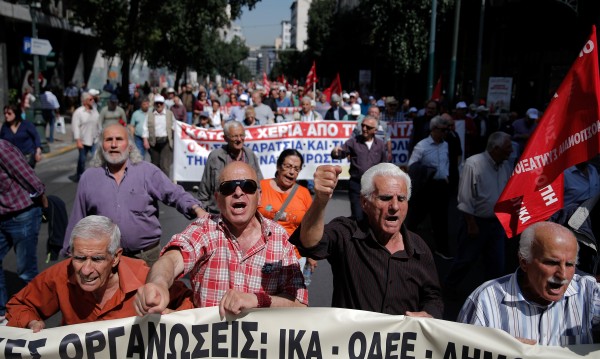 Пенсионерите в Гърция на протест, орязват им парите!