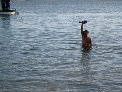 Видин: 26-годишният Богдан Георгиев извади кръста от ледените води на Дунав в града