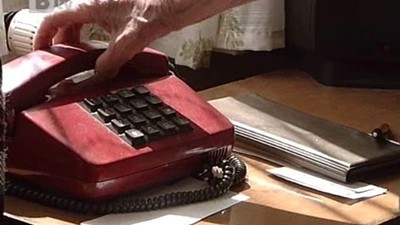 Баба хвърли през терасата 8 бона на ало измамници