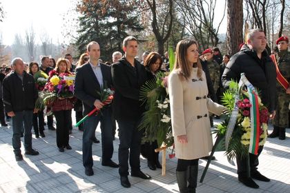 Хасково: Общински съветници и членове на ГЕРБ - Хасково отдадоха почит пред делото на Апостола