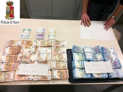 Арестуваха двама италианци с 330 000 евро преди полет за България