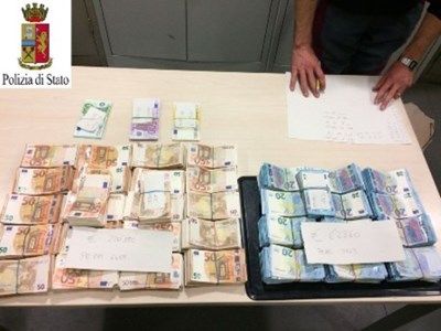 Арестуваха двама италианци с 330 000 евро преди полет за България