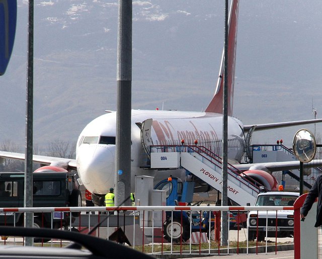 Абсурди на летището: Чистачките със заплата колкото спецовете по сигурността