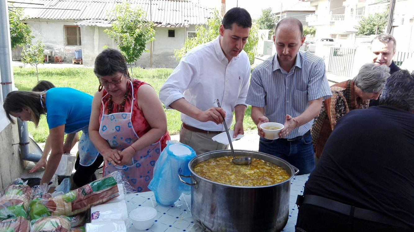 СНИМКА: Тотев хвана черпака и лично раздаде Курбана на коматевци