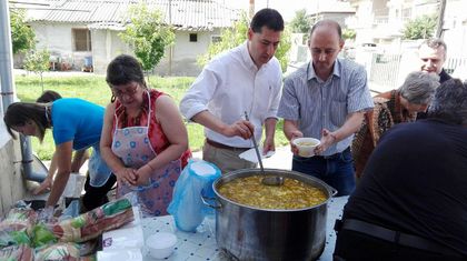 СНИМКА: Тотев хвана черпака и лично раздаде Курбана на коматевци