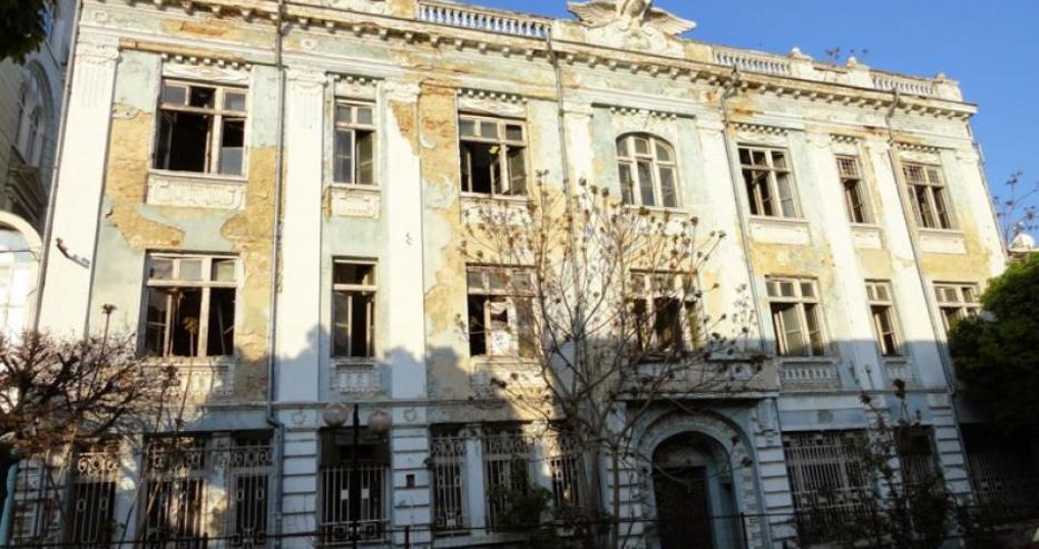 Сградата на Софийската банка е с нови собственици. Те започват укрепването и през март
