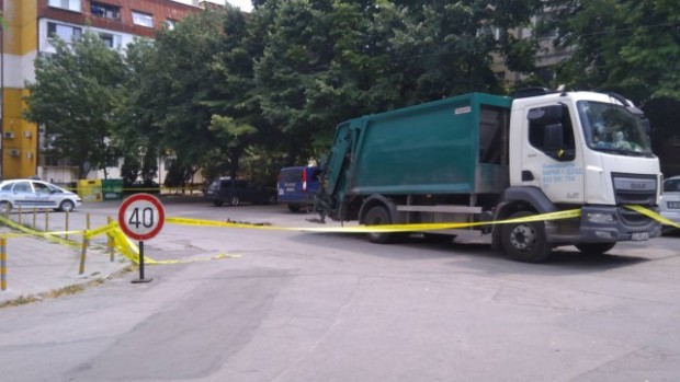 Мъж с опасност за живота, сметопочистващ камион го блъсна в Смирненски