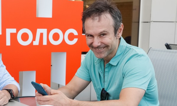 Рок звезда може да засенчи президента комик на парламентарния вот в Украйна
