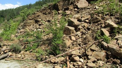 Свлачище затруднява движението по пътя София - Самоков