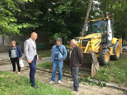 Костадин Димитров разговаря с жители за благоустрояването на „Тракия“