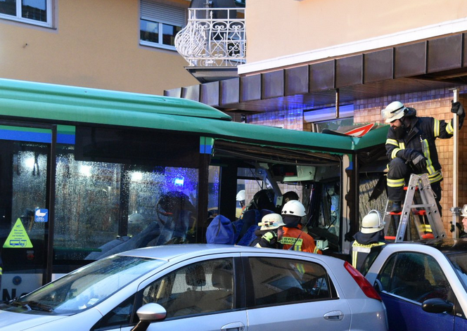 Ученически автобус катастрофира в Германия, десетки са пострадали (СНИМКИ)