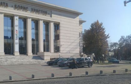 Съвсем културно! Площадът пред Дома на културата стана паркинг (СНИМКИ)