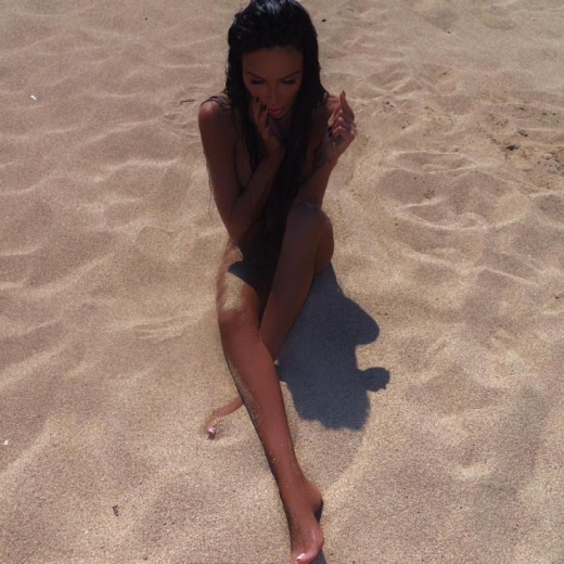 Моника Валериева се опна чисто гола на плажа (СНИМКА 18+)