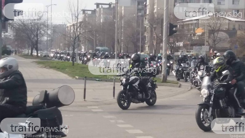 Шествието на пловдивските рокери в чест на 3 март започна! СНИМКИ