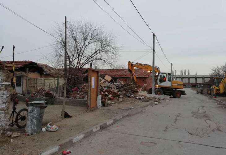 Багер нагази в махалата във Войводиново, започна събарянето (СНИМКИ)