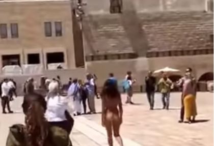 Скандал: Гола девойка се разходи пред на Стената на плача в Йерусалим! (ВИДЕО)