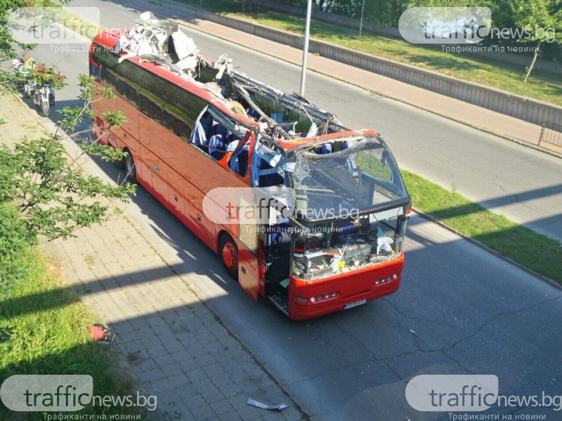 Автобусът, опитал се да мине под мост в Пловдив, остана изцяло без покрив (Снимки)