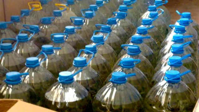 Митничари арестуваха 3 000 литра домашна ракия във Варвара