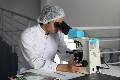 Генна терапия спасява деца от слепота, спечели награда от един милион евро