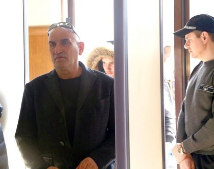 Ценко Чоков слуша обвинителния акт и роптае в съда