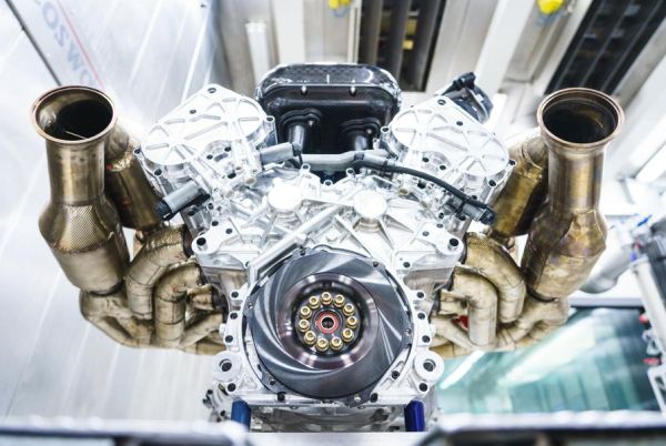 Aston Martin представи двигател-рекордьор Атмосферният V12 мотор ще развива 1014 к.с.