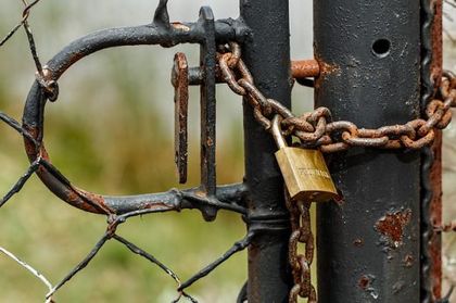 Уникално! Селски тарикат обяви гробище със стотици покойници за частна собственост