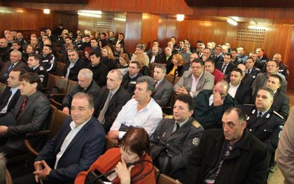 Цялото депутатско войнство на годишния отчет на полицията