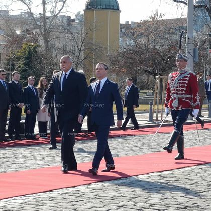 Министър-председателят Бойко Борисов посрещна руския премиер Дмитрий Медведев на официална церемония на пл. „Св. Александър Невски“
