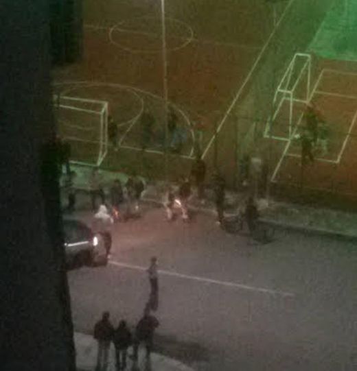 Кола нахлу на спортно игрище, пълно с деца