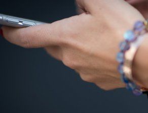 Момичетата са принуждавани два пъти по-често да си правят интимни селфита