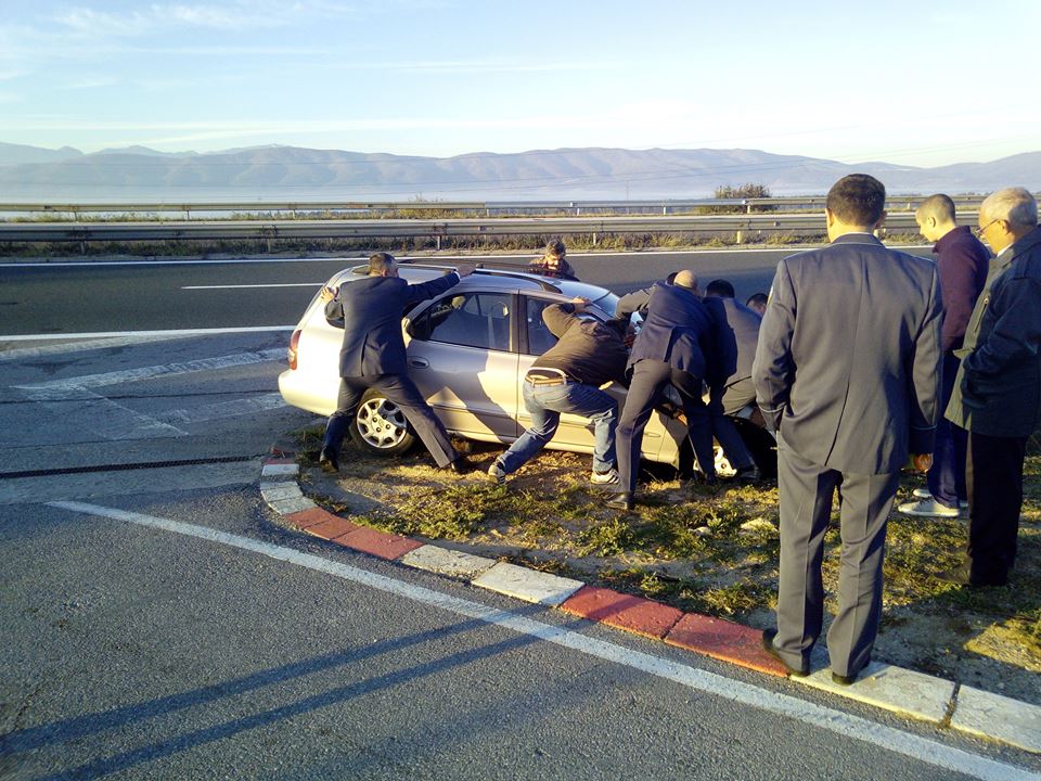 Пловдивски военни помогнаха на семейство, претърпяло пътен инцидент (СНИМКА)