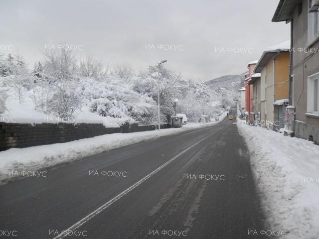 Благоевград: Проходими при зимни условия са пътищата в област Благоевград, трафикът по автомагистрала „Струма“ и главен път Е-79 е интензивен