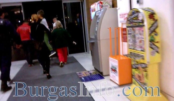 Извънредно! Дете полетя от втория етаж на мол "Бургас Плаза" (СНИМКИ)