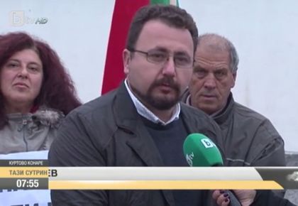 Жители на пловдивско село на протест пред министерства в София