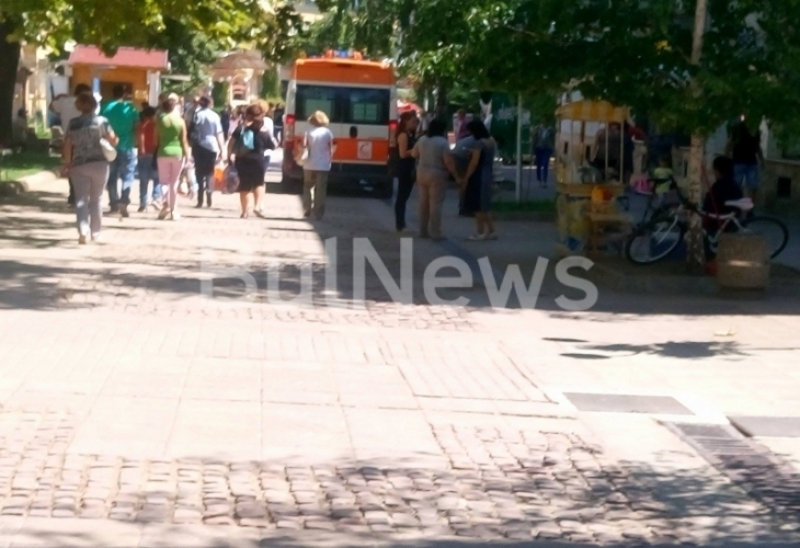 Паника във Враца! Линейка влезе в пешеходна зона, мъж лежи в златарски магазин (СНИМКИ)
