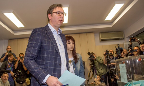 Вучич печели убедително президентските избори в Сърбия