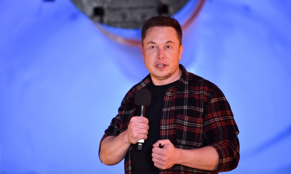 Щедрият Мъск подарява патентите на Tesla, за да спаси света