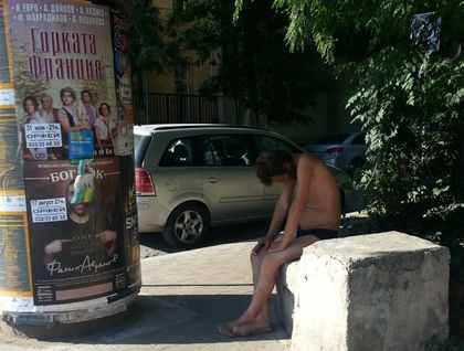 Шок в парка: Гол мъж стресна пловдивчани СНИМКИ