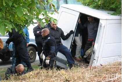 ХАЙКА! Заловиха 19 нелегални мигранти край тунел 